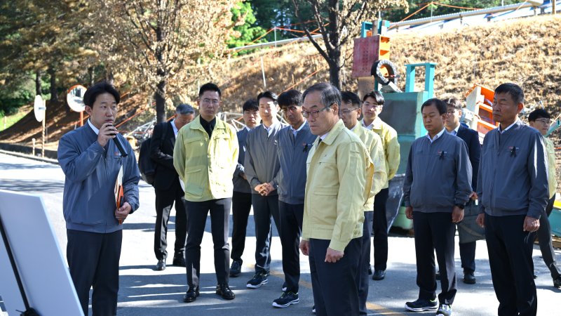 5일 이용철 방위사업청장이 한화에어로스페이스 대전사업장 폭발사고 현장을 방문하여 사고 수습 현황과 피해 상황을 보고 받고 있다. 방사청 제공