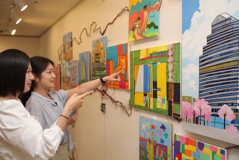 관람객들이 지난 4일 서울 종로구 이음갤러리에서 열린 발달장애 예술인 미술단 '그린 캔버스'의 첫 전시회 '전기가 흐르는 사이'를 찾아 '세계와 이어지는 LS일렉트릭'을 관람하고 있다. LS일렉트릭 제공