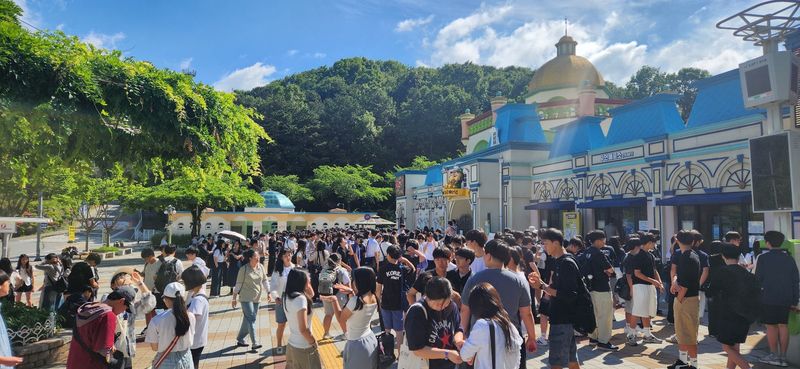 5일 재개장에 들어간 대전 오월드 입구에서 관람객들이 문이 열리기만을 기다리고 있다. 2026. 06. 05. /사진=뉴시스