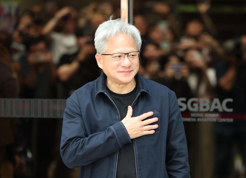 '방한' 젠슨 황 공항패션도 화제, 신발 143만원&middot;셔츠 가격은 무려..