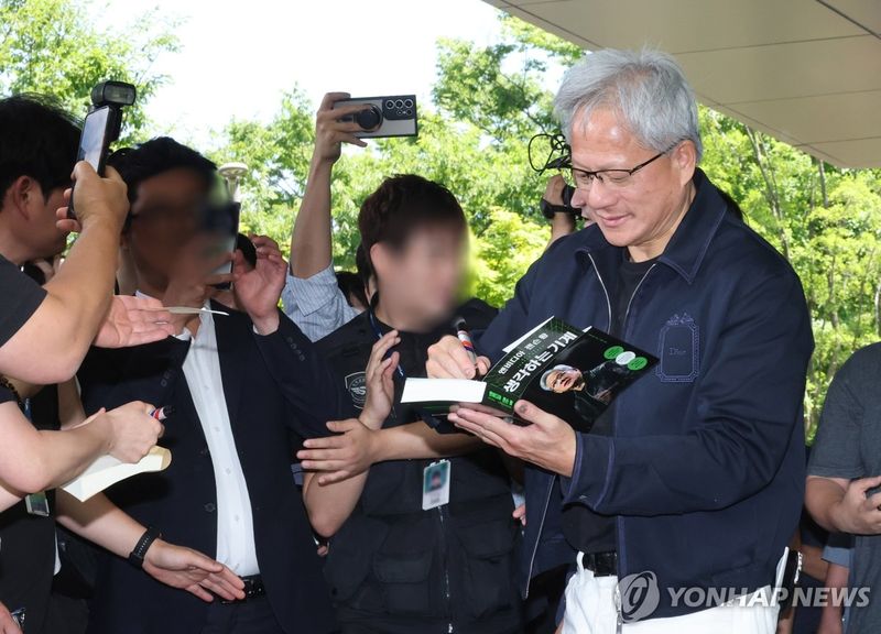 팬들에게 사인해주는 엔비디아 젠슨 황 CEO (출처=연합뉴스)