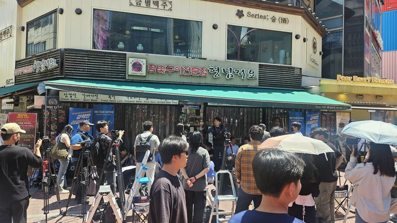 [서울=뉴시스] 젠슨 황 엔비디아 최고경영자(CEO)가 5일 오후 김포공항을 통해 입국했다. 황 CEO는 이날 저녁 서울 마포구 홍대입구역 인근 식당에서 최태원 SK그룹 회장, 구광모 LG그룹 회장 등과 저녁 식사를 함께할 예정이다. 사진은 황 CEO와 최 회장 등의 저녁 식사가 예정된 식당 앞이 시민과 취재진 등으로 붐비는 모습. 2026.06.05 photo@newsis.com *재판매 및 DB 금지