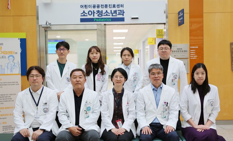 제주대병원 소아청소년과 의료진들이 기념촬영을 하고 있다. 이번 연구는 제주지역 소아 발열성 요로감염 환자의 실제 임상자료를 바탕으로 지역 항생제 내성 현황을 반영한 치료 근거를 제시했다. /사진=제주대병원 제공