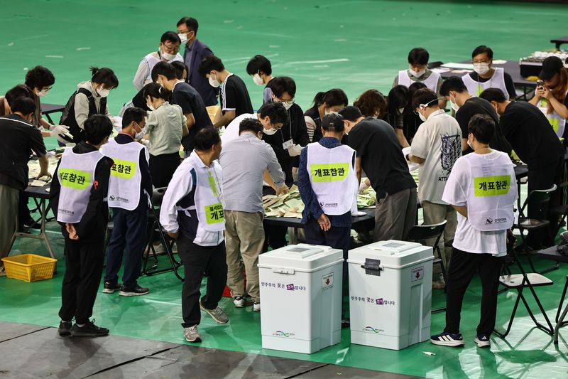 지난 5일 서울 송파구 올림픽공원 핸드볼경기장에서 '투표용지 부족 사태'로 개표가 미뤄졌던 잠실7동 제2투표소 투표함의 개표가 진행되고 있다. /사진=뉴스1