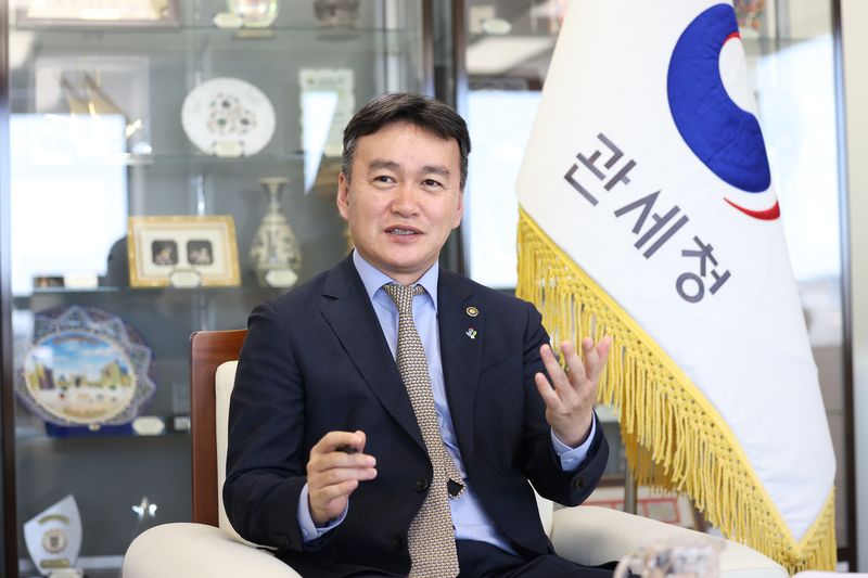 이종욱 관세청장이 지난 5일 정부대전청사 집무실에서 가진 파이낸셜뉴스와의 인터뷰에서 국경안전을 지키는 국가 핵심기관인 관세청의 향후 정책방향과 목표 등을 설명하고 있다. 관세청