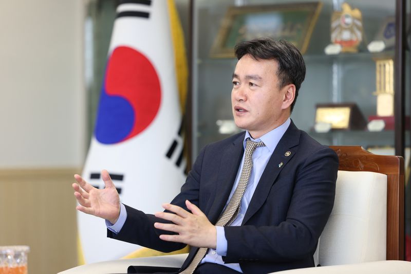 이종욱 관세청장이 지난 5일 정부대전청사 집무실에서 가진 파이낸셜뉴스와의 인터뷰에서 국경안전을 지키는 국가 핵심기관인 관세청의 향후 정책방향과 목표 등을 설명하고 있다. 관세청