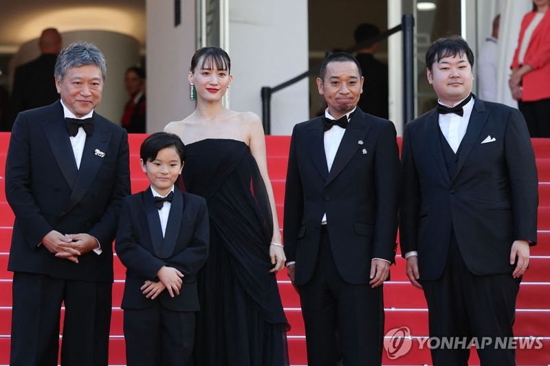 제79회 칸영화제에서 상자 속의 양 팀. 연합뉴스