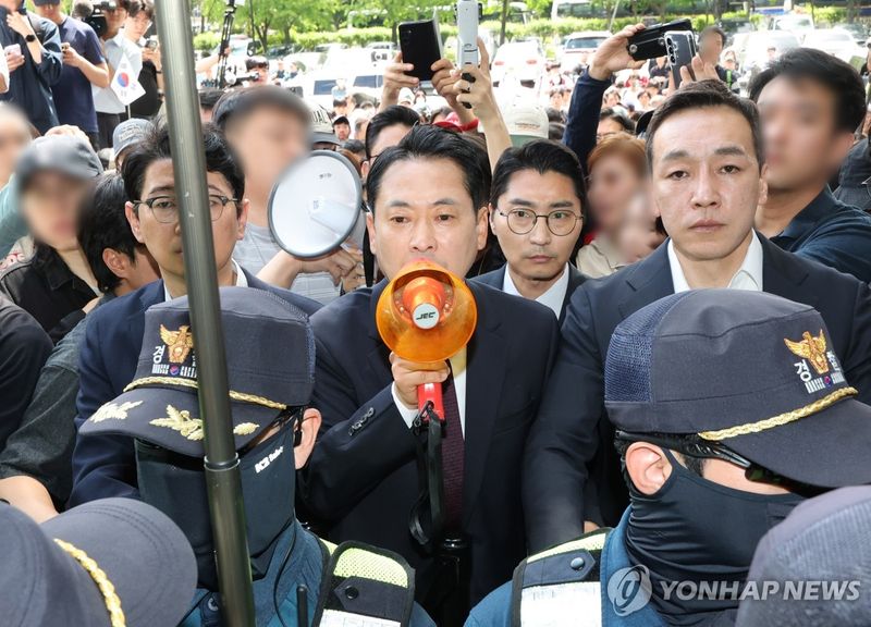 장동혁 국민의힘 대표가 5일 서울 송파구 잠실7동 제2투표소에서 이송된 투표함 개표소인 올림픽공원 핸드볼경기장에 도착해 확성기를 이용해 발언하고 있다. /사진=연합뉴스