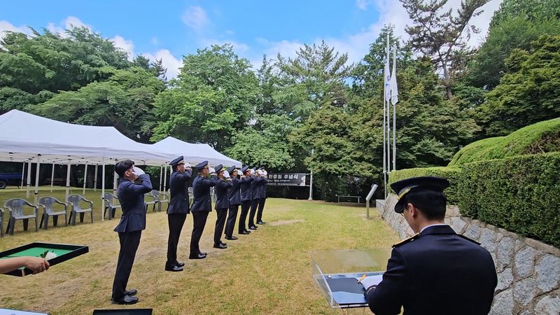 박생덕 부안해양경찰서장과 직원들이 부안군 서림공원 호국영렬탑에서 전몰·순직 경찰관을 기리고 있다.(부안해경 제공. 재판매 및 DB금지)