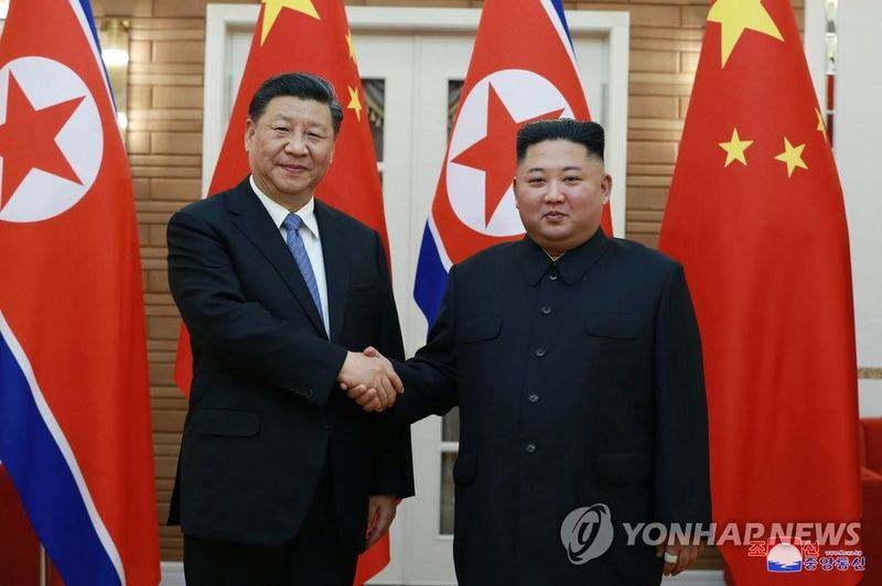 악수하는 시진핑 주석과 김정은 국무위원장 (출처=연합뉴스)
