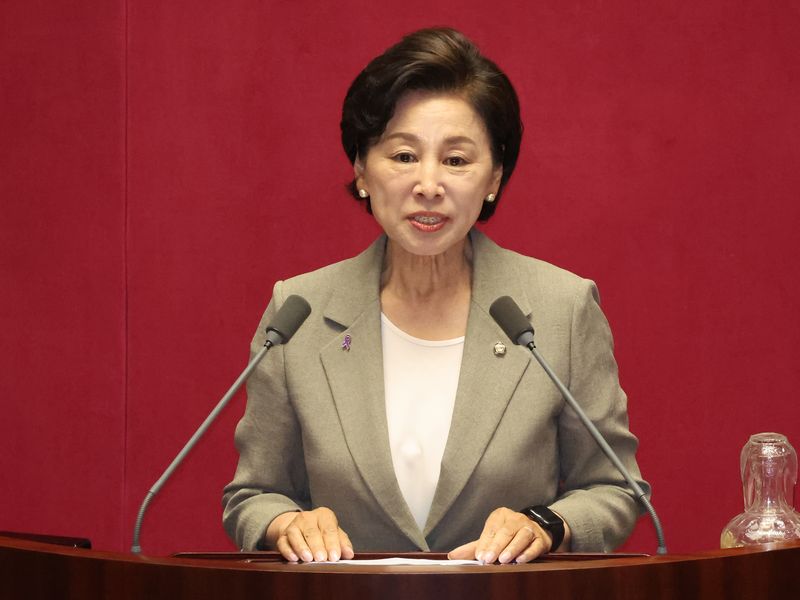 22대 국회 후반기 국회부의장으로 선출된 남인순 더불어민주당 의원이 5일 오후 서울 여의도 국회 본회의장에서 당선인사를 하고 있다. 뉴스1