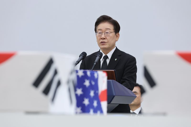 이재명 대통령이 5일 성남 서울공항에서 열린 한·미 6·25전사자 유해 상호봉환식에서 추모사를 하고 있다. 청와대통신사진기자단