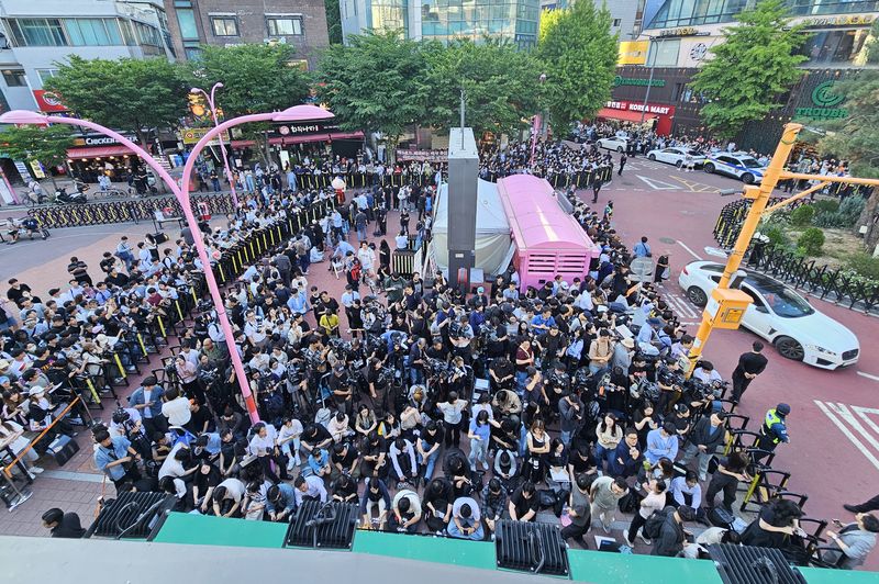 5일 젠슨 황 엔비디아 최고경영자(CEO)와 최태원 SK그룹 회장, 구광모 LG그룹 회장, 이해진 네이버 의장 등 기업 총수들과의 '삼소(삼겹살·소주) 회동'이 예정된 서울 마포구 홍익대 부근 삼겹살 음식점 '형님 저요' 앞에 취재진과 시민들이 모여 있다. 연합뉴스