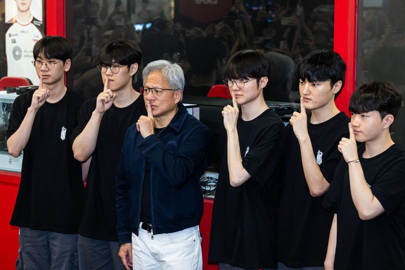 젠슨 황 엔비디아 최고경영자(CEO)가 5일 서울 마포구 ‘T1 베이스 캠프’를 방문해 ‘페이커‘ 이상혁을 비롯한 e스포츠 구단 T1의 리그 오브 레전드(LoL) 선수단과 ‘페이커’의 시그니처 포즈를 취하고 있다. (공동취재) 2026.6.5 ⓒ 뉴스1 이광호 기자