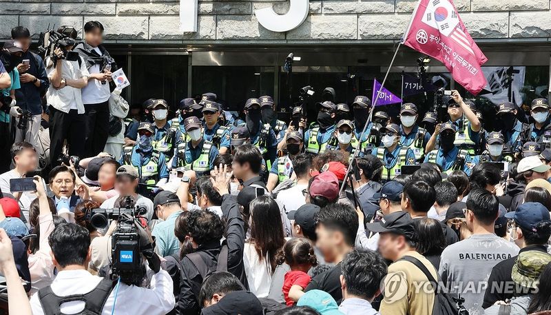 잠실 투표함 개표소에 시위대 재집결 (출처=연합뉴스)
