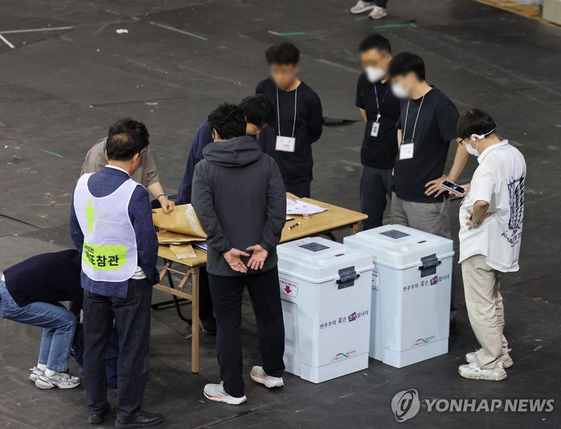 개표소 도착한 잠실7동 제2투표소 투표함 (출처=연합뉴스)