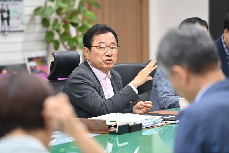 재선에 성공한 이현재 하남시장이 5일 오전 첫 간부 회의를 주재하며 시정 주요 현안을 심도 있게 논의하고 있다. 하남시 제공