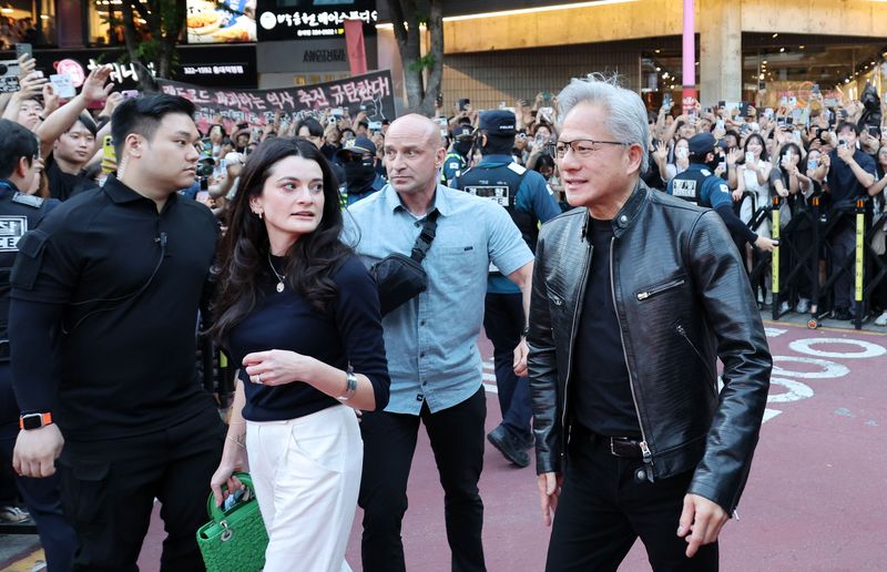 [서울=뉴시스] 조성우 기자 = 젠슨 황 엔비디아 최고경영자(CEO)가 5일 서울 마포구 서교동의 한 고깃집에서 열린 최태원 SK회장, 구광모 LG회장, 이해진 네이버 의장과의 삼겹살 회동에 참석하고 있다. (공동취재) 2026.06.05. photo@newsis.com