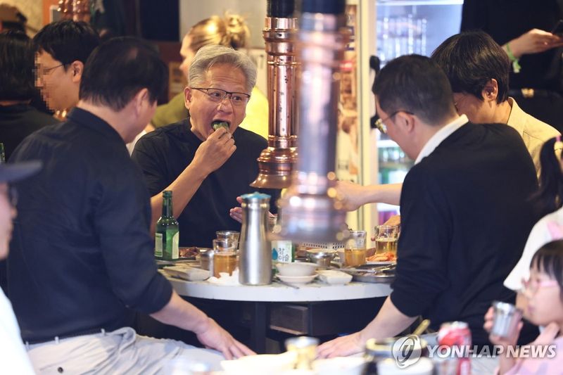 깻잎쌈 도전하는 젠슨 황 (출처=연합뉴스)