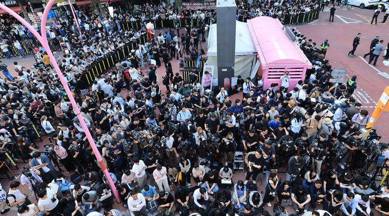 젠슨 황 엔비디아 최고경영자(CEO)와 최태원 SK회장, 구광모 LG회장, 이해진 네이버 의장과 삼겹살 회동이 열린 5일 서울 홍대 거리가 인파로 가득하다. 뉴시스