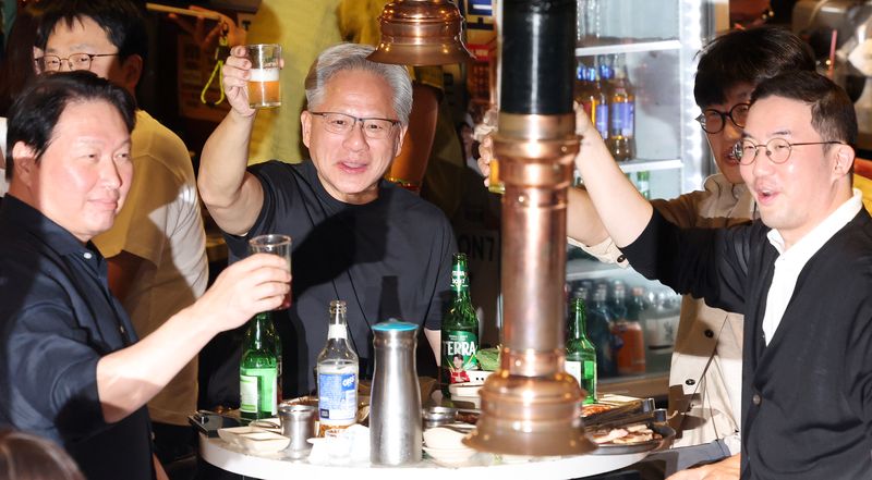 [서울=뉴시스] 조성우 기자 = 젠슨 황(왼쪽 두 번째) 엔비디아 최고경영자(CEO)가 5일 서울 마포구 홍대 인근의 한 고깃집에서 최태원(왼쪽) SK그룹 회장, 구광모(오른쪽) LG그룹회장, 이해진 네이버 의장과 이른바 '삼소(삼겹살·소주) 회동'을 하고 있다. 2026.06.05. xconfind@newsis.com /사진=뉴시스