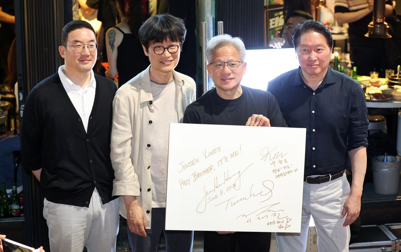 젠슨 황(왼쪽 세 번째) 엔비디아 최고경영자(CEO)가 5일 서울 마포구 홍대 인근의 한 고깃집에서 최태원(오른쪽) SK그룹 회장, 구광모(왼쪽) LG그룹회장, 이해진 네이버 이사회 의장과 삼겹살 회동을 마친 뒤 기념촬영 하고 있다. 뉴시스