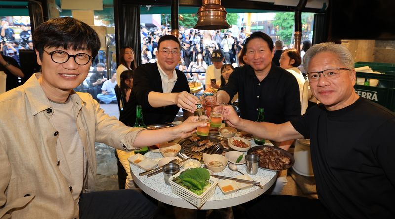 [서울=뉴시스] 조성우 기자 = 젠슨 황 엔비디아 최고경영자(CEO)가 5일 서울 마포구 서교동의 한 고깃집에서 최태원 SK회장, 구광모 LG회장, 이해진 네이버 의장과 삼겹살 회동을 하며 기념촬영 하고 있다. (공동취재) 2026.06.05. photo@newsis.com