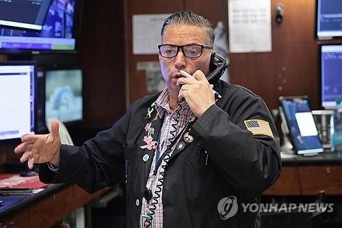 뉴욕 증권거래소의 트레이더 (출처=연합뉴스)