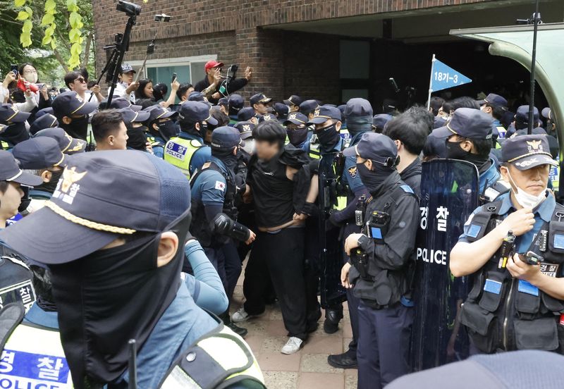 [서울=뉴시스] 김혜진 기자 = 5일 오전 서울 송파구 잠실7동 제2투표소 앞에서 경찰이 투표용지 부족 사태 관련 시위를 벌인 시위대를 해산 시키고 있다. 2026.06.05. jini@newsis.com