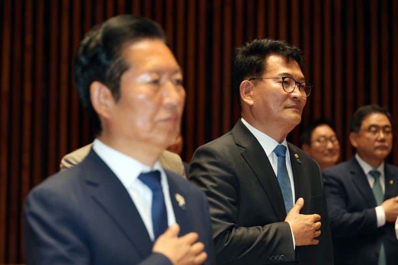 [서울=뉴시스] 고승민 기자 = 송영길 더불어민주당 연수갑 국회의원 보궐선거 당선인이 5일 서울 여의도 국회에서 의원총회에서 국민의례를 하고 있다. 2026.06.05. kkssmm99@newsis.com