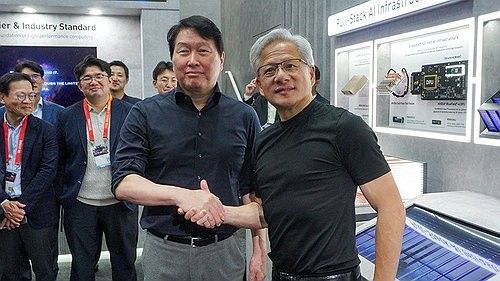 손 잡은 최태원 SK그룹 회장과 젠슨 황 엔비디아 CEO (출처=연합뉴스)