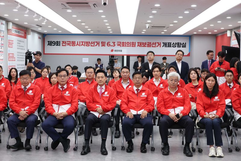 [서울=뉴시스] 조성봉 기자= 장동혁 국민의힘 대표와 선거대책위원회 관계자들이 3일 오후 서울 여의도 중앙당사에서 6·3 지방선거와 재보궐선거 출구조사 결과 방송을 보고 있다.2026.06.03.suncho21@newsis.com
