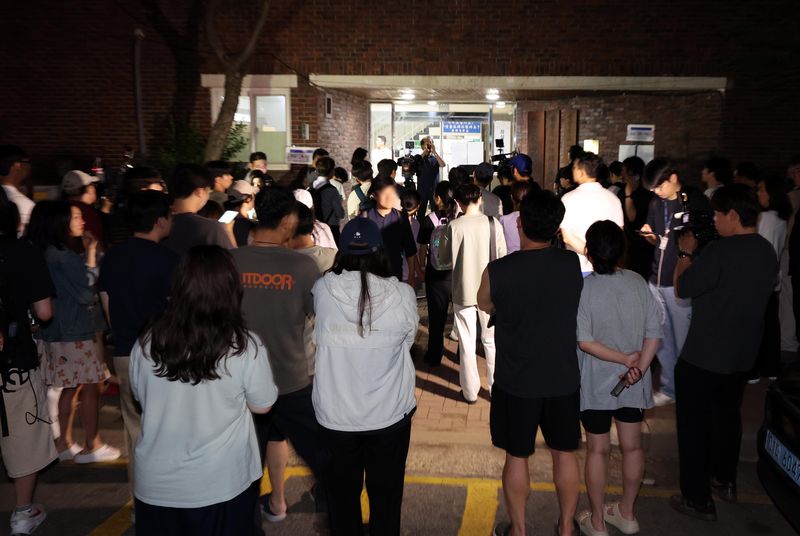 [서울=뉴시스] 배훈식 기자 = 제9회 동시지방선거일인 3일 오후 투표용지 부족으로 투표시간이 연장된 서울 송파구 잠실7동 제2투표소 앞에 시민들이 모여 있다. 2026.06.03. dahora83@newsis.com