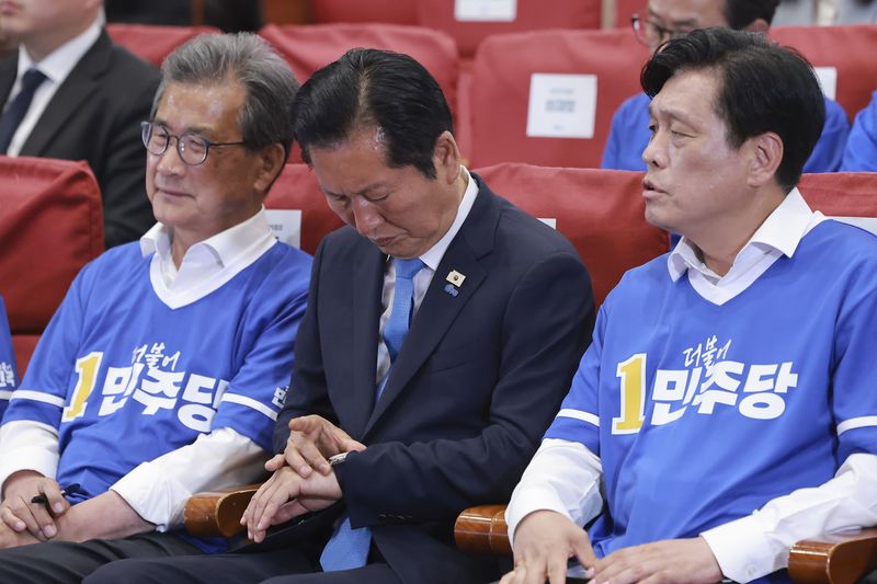 [서울=뉴시스] 고승민 기자 = 정청래(가운데) 더불어민주당 총괄상임선거대책위원장이 3일 오후 서울 여의도 국회 의원회관에 마련한 제9회 전국동시지방선거·국회의원 재보궐선거 개표상황실에서 시계를 쳐다보고 있다. (공동취재) 2026.06.03. photo@newsis.com