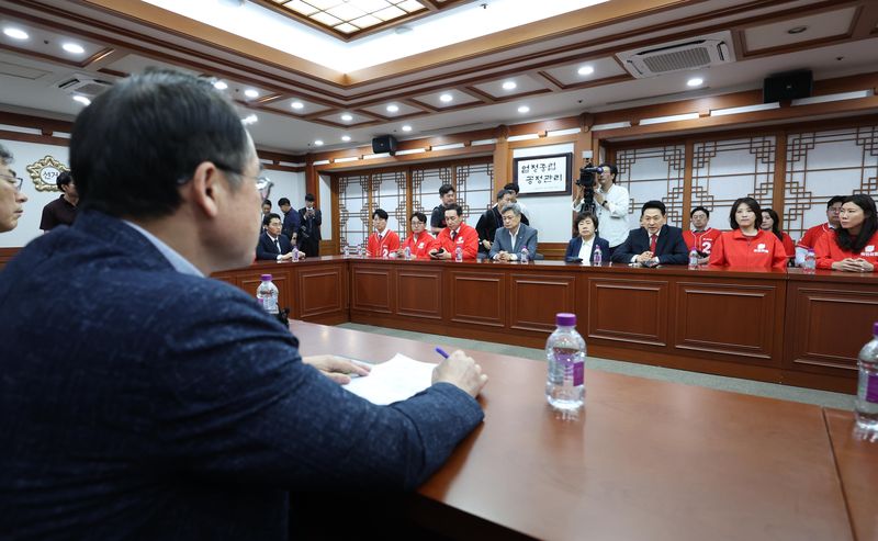 [과천=뉴시스] 이영환 기자 = 장동혁 국민의힘 상임선거대책위원장이 투표용지 부족 사태 관련 3일 오후 경기 과천시 중앙선거관리위원회를 항의 방문해 허철훈 중앙선거관리위원회 사무총장 등과 면담하고 있다. 2026.06.03. 20hwan@newsis.com