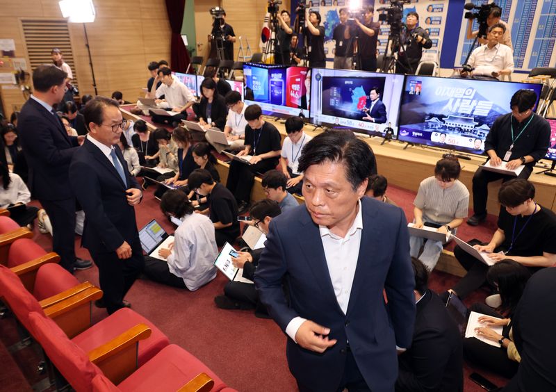 [서울=뉴시스] 김금보 기자 = 조승래 더불어민주당 중앙선대위 총괄선대본부장이 3일 오후 서울 여의도 국회 의원회관에 마련된 개표 상황실에서 국민의힘의 투표용지 부족 관련 개표 중단 요구에 대해 반대 뜻을 밝힌 뒤 이동하고 있다. 2026.06.03. kgb@newsis.com