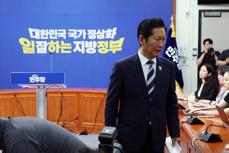 [서울=뉴시스] 고승민 기자 = 정청래 더불어민주당 총괄상임선대위원장이 4일 서울 여의도 국회에서 기자회견을 마친 뒤 퇴장하고 있다. 2026.06.04. kkssmm99@newsis.com