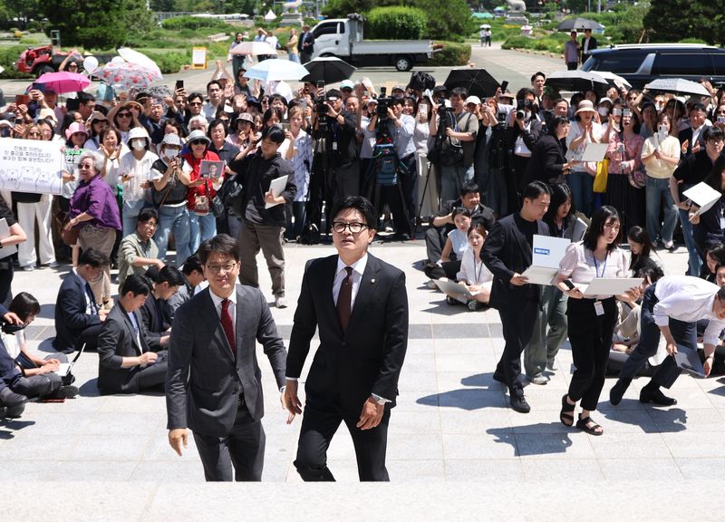 [서울=뉴시스] 김금보 기자 = 한동훈 무소속 부산 북구갑 국회의원 당선인이 5일 오후 서울 여의도 국회에서 본회의 출석에 앞서 기자회견을 마친 뒤 본회의장으로 이동하고 있다. 2026.06.05. kgb@newsis.com