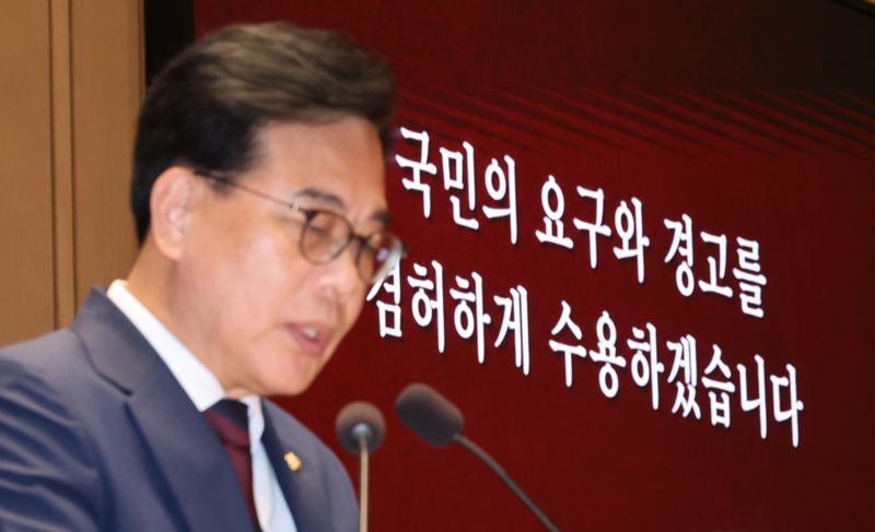 [서울=뉴시스] 김금보 기자 = 송언석 국민의힘 원내대표가 4일 오후 서울 여의도 국회에서 열린 긴급의원총회에서 발언을 하고 있다. 2026.06.04. kgb@newsis.com