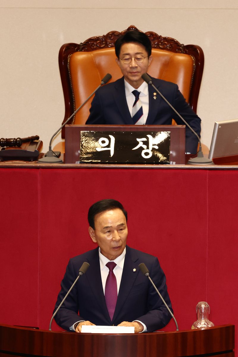 [서울=뉴시스] 고승민 기자 = 박덕흠 신임 국회부의장이 5일 서울 여의도 국회에서 열린 본회의에서 당선인사를 하고 있다. 2026.06.05. kkssmm99@newsis.com