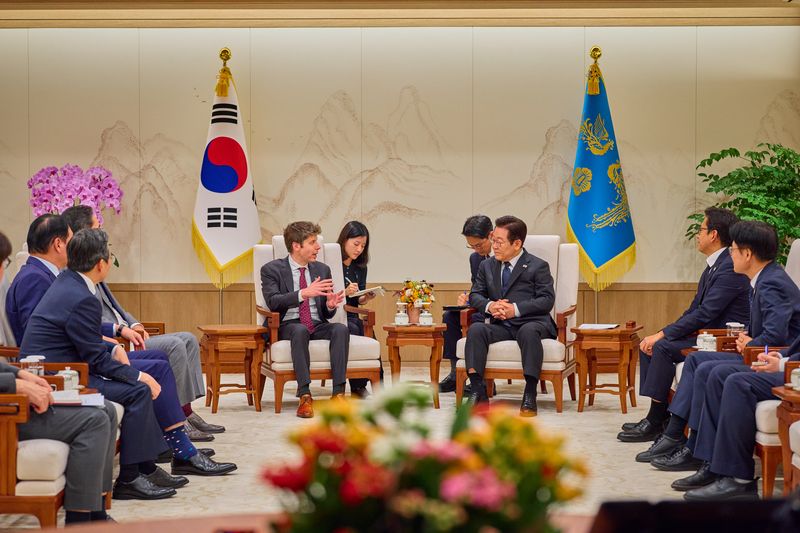 이재명 대통령이 서울 용산 대통령실 청사에서 샘 올트먼 오픈AI 대표를 접견하고 있다. (대통령실 제공. 재판매 및 DB 금지) 2025.10.1 ⓒ 뉴스1 허경 기자