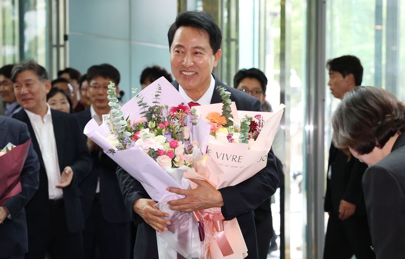 [서울=뉴시스] 김선웅 기자 = 오세훈 서울특별시장 당선인이 4일 서울시청에서 직원들에게 꽃다발을 받고 있다. (공동취재) 2026.06.04. photo@newsis.com