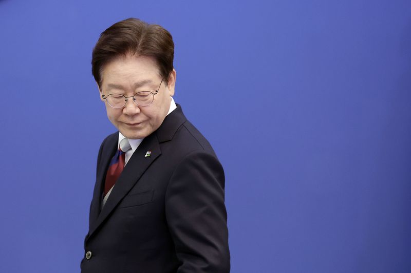 [서울=뉴시스] 최동준 기자 = 이재명 대통령이 4일 청와대에서 열린 수석보좌관회의에 입장하고 있다. 2026.06.04. photocdj@newsis.com