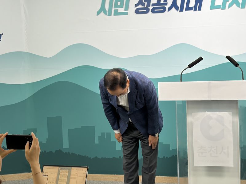 춘천시민버스 파업에 따라 고개 숙인 강연술 춘천시민버스 대표.(뉴스1 DB)