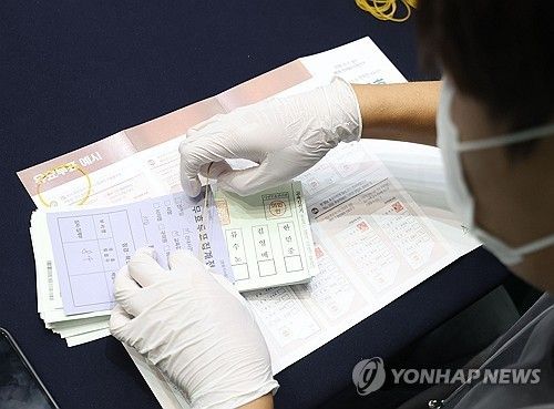 무효 투표 집계하는 개표사무원 (출처=연합뉴스)