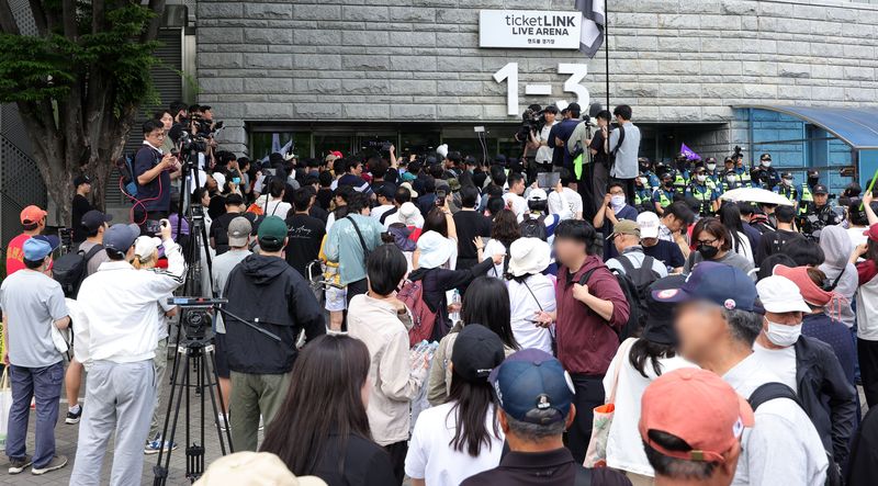 [서울=뉴시스] 홍효식 기자 = 보수성향의 시민 등이 5일 잠실7동 투표함 개표가 진행되고 있는 서울 송파구 올림픽공원 핸드볼경기장을 찾아 항의하고 있다. 2026.06.05. yesphoto@newsis.com