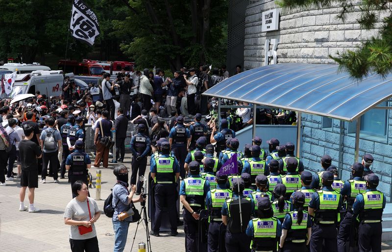 [서울=뉴시스] 홍효식 기자 = 5일 잠실7동 투표함 개표가 진행되고 있는 서울 송파구 올림픽공원 핸드볼경기장에서 경찰들이 근무하고 있다. 2026.06.05. yesphoto@newsis.com