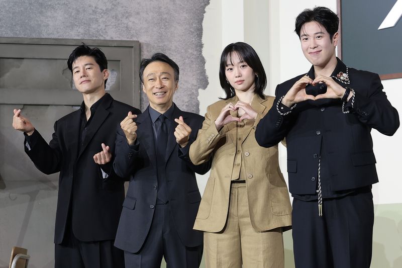배우 김무열(왼쪽부터)과 이성민, 진기주, 표지훈이 5일 서울 중구 앰배서더 서울 풀만 호텔에서 열린 넷플릭스 시리즈 '참교육'(감독 홍종찬) 제작발표회에서 포즈를 취하고 있다. '참교육'은 선넘는 학생, 교사, 학부모로 인해 무너진 대한민국의 교권과 교육현장을 지키기 위해 창설된 교권보호국의 통쾌하고 시원한 참교육을 그린 이야기다. 2026.6.5 ⓒ 뉴스1 권현진 기자