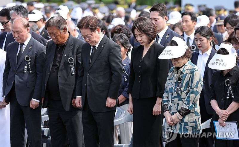 묵념하는 이재명 대통령 부부 (출처=연합뉴스)
