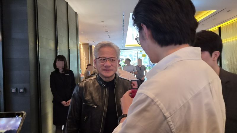 젠슨 황 엔비디아 최고경영자(CEO)가 6일 서울 종로구 소재 포시즌스 호텔 서울에서 포착됐다.ⓒ 뉴스1/김진희 기자.